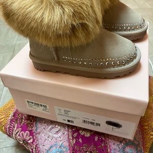 Beautiful Furry Beige Monnalisa Toddler Boots
